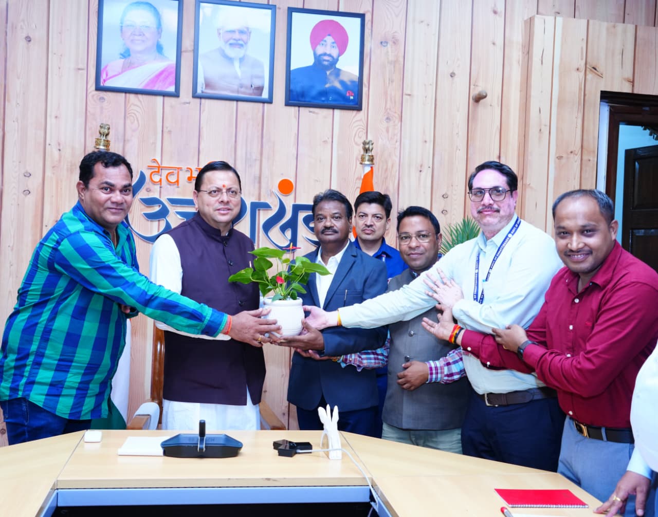मुख्यमंत्री धामी से छत्तीसगढ़ से आए पत्रकारों के प्रतिनिधिमंडल ने की शिष्टाचार भेंट