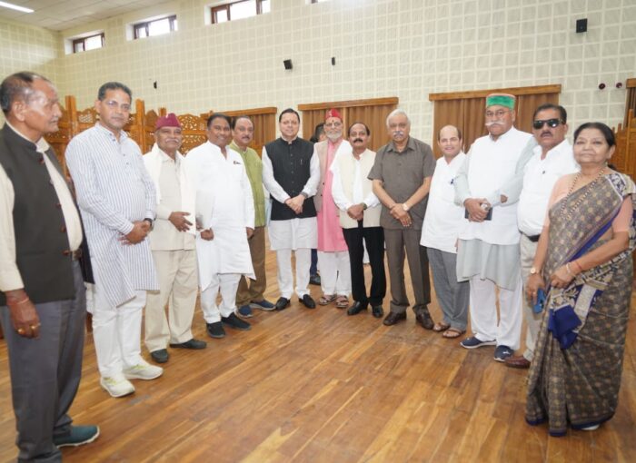 मुख्यमंत्री से पूर्व विधायकों ने की शिष्टाचार भेंट, सर्वाधिक कार्यकाल के लिए दी बधाई