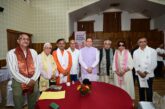मुख्यमंत्री ने मुख्य सेवक सदन में लेखकों एवं साहित्यकारों से किया संवाद