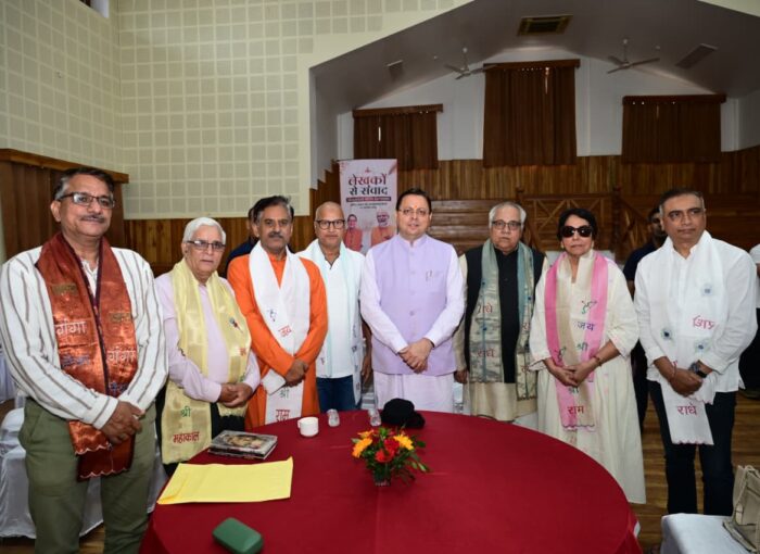मुख्यमंत्री ने मुख्य सेवक सदन में लेखकों एवं साहित्यकारों से किया संवाद
