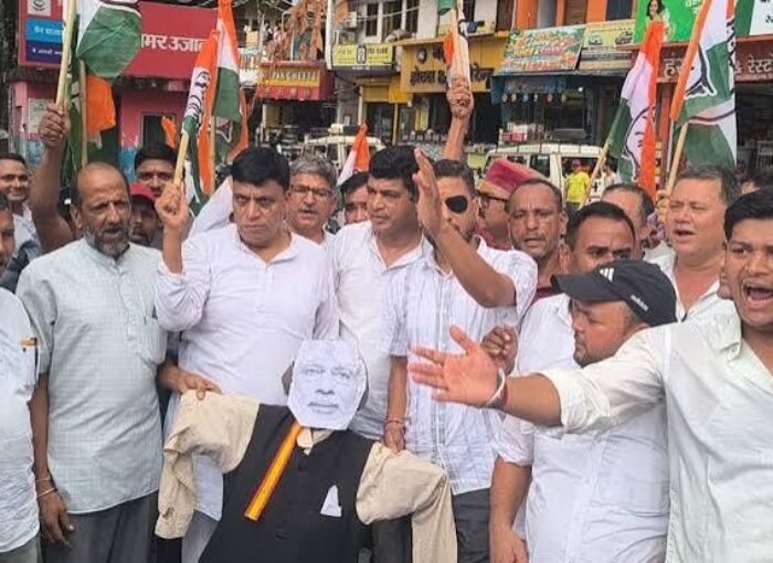 नई टिहरी में कांग्रेस का कलेक्ट्रेट पर प्रदर्शन, नीट पेपर लीक मामले में उठाई आवाज