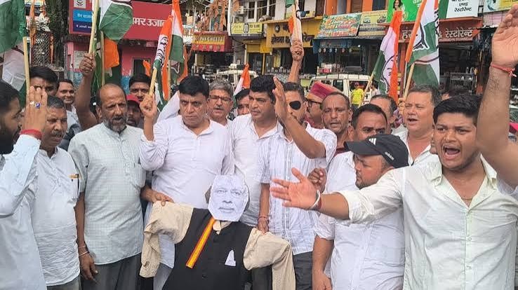 नई टिहरी में कांग्रेस का कलेक्ट्रेट पर प्रदर्शन, नीट पेपर लीक मामले में उठाई आवाज