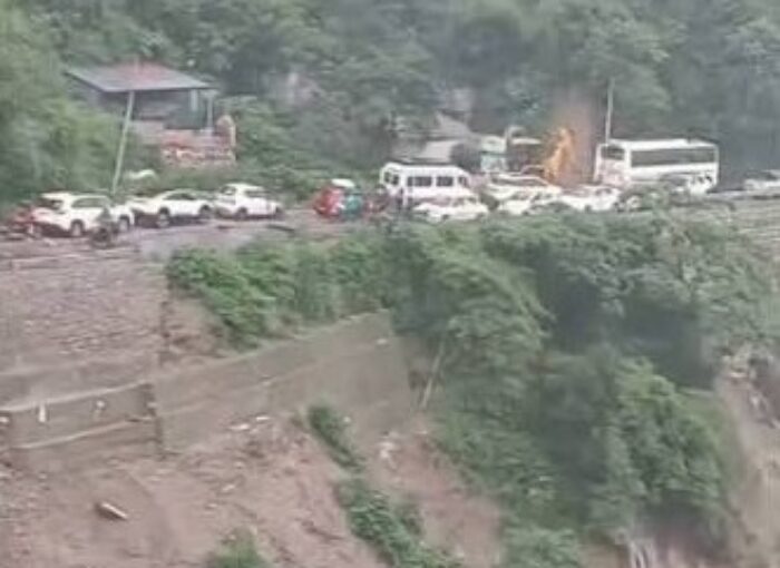 भूस्खलन से बंद मसूरी-दून मार्ग  खुला, प्रदेश भर की यातायात अस्तव्यस्त