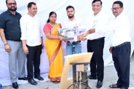 सीएम को सौंपा ज्ञापन, शाम तक मिली सिलाई मशीन