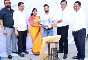 सीएम को सौंपा ज्ञापन, शाम तक मिली सिलाई मशीन
