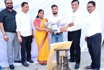 सीएम को सौंपा ज्ञापन, शाम तक मिली सिलाई मशीन