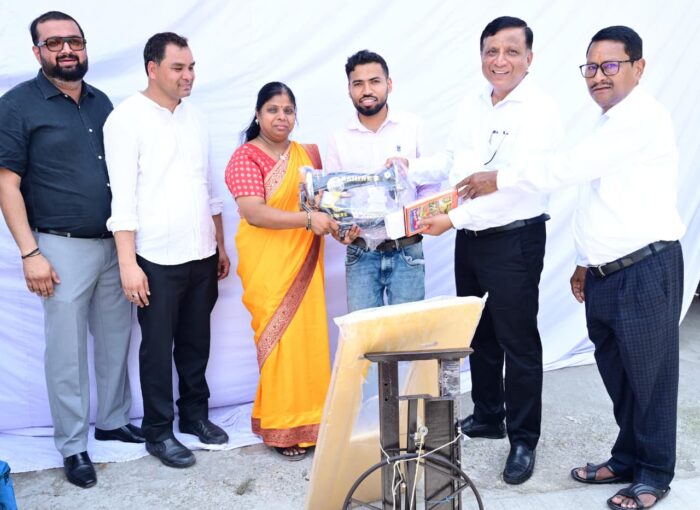 सीएम को सौंपा ज्ञापन, शाम तक मिली सिलाई मशीन