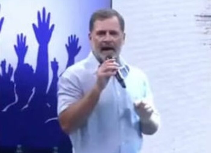 राहुल गांधी : यहां हर पेपर का रेट तय है। पैसा दो और पेपर लो