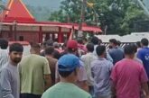 टैक्सी-मैक्सी वाहन चालकों ने हर्षिल पुलिस के खिलाफ जमकर नारेबाजी की