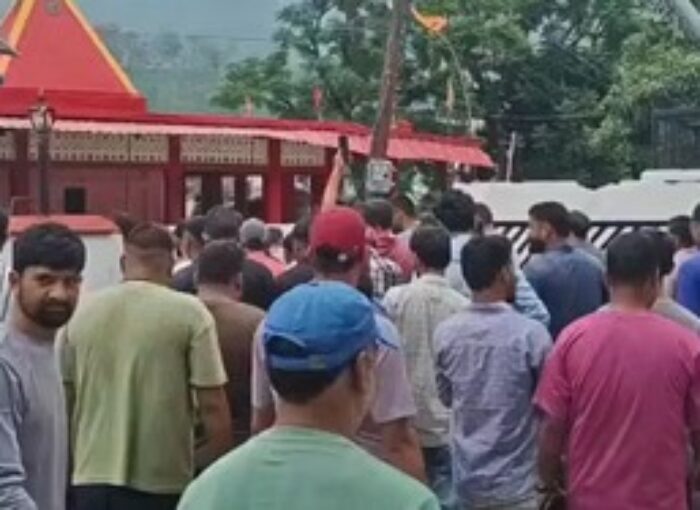 टैक्सी-मैक्सी वाहन चालकों ने हर्षिल पुलिस के खिलाफ जमकर नारेबाजी की
