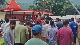 टैक्सी-मैक्सी वाहन चालकों ने हर्षिल पुलिस के खिलाफ जमकर नारेबाजी की