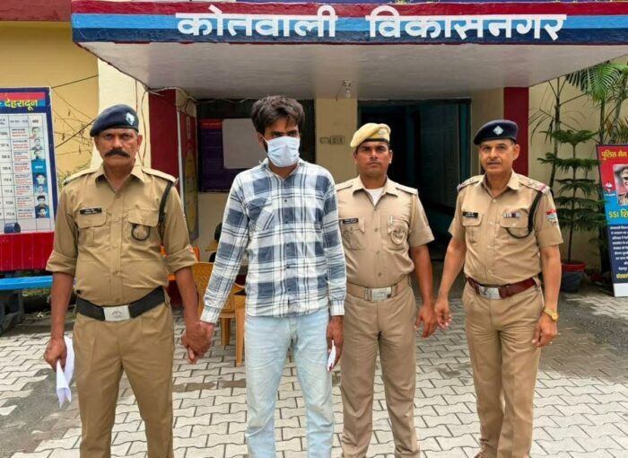 देहरादून के विकासनगर क्षेत्र में पुलिस ने नशा तस्करी के करते हुए एक युवक को गिरफ्तार किया