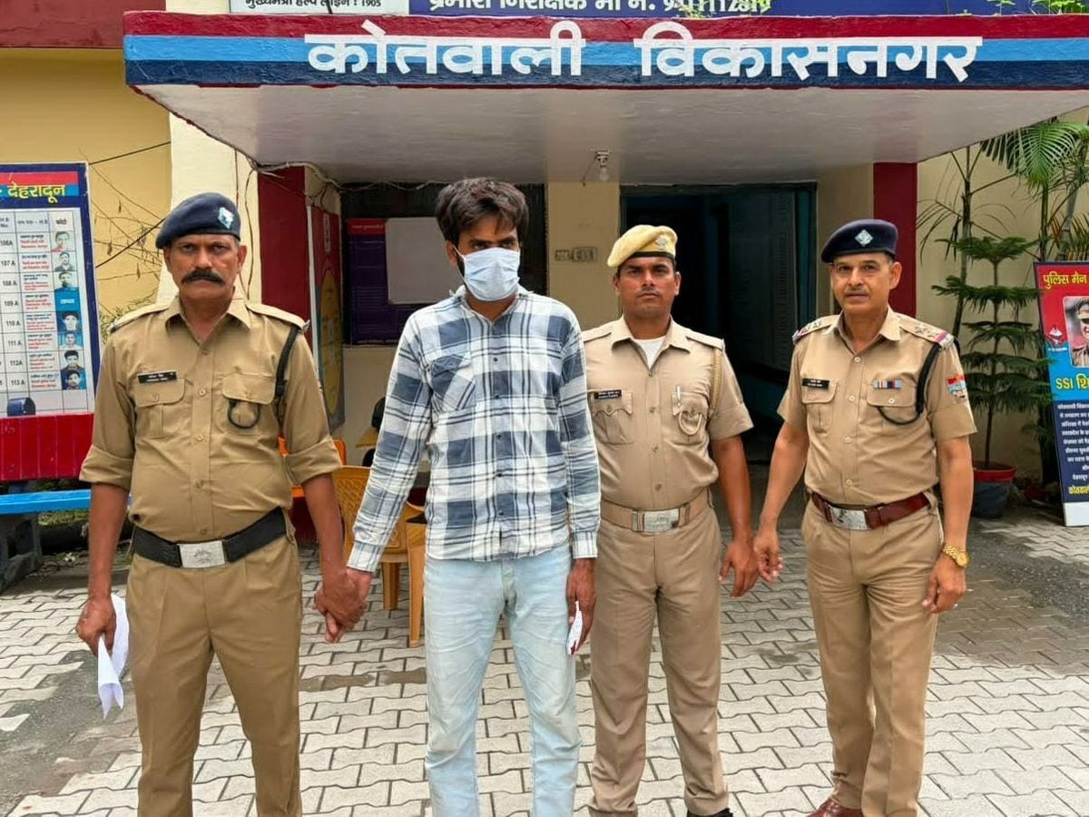 देहरादून के विकासनगर क्षेत्र में पुलिस ने नशा तस्करी के करते हुए एक युवक को गिरफ्तार किया