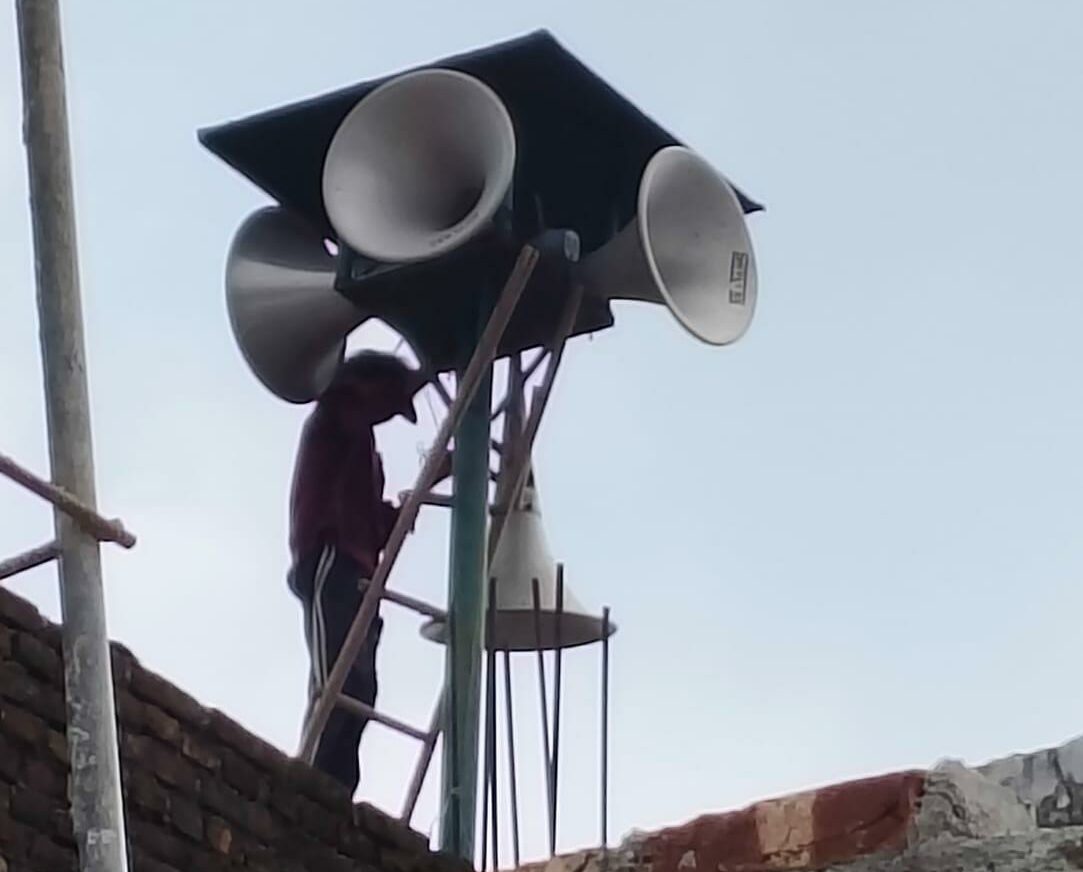 बिना अनुमति एवं निर्धारित मानकों के विपरीत संचालित लाउडस्पीकरों पर की गई कार्रवाई