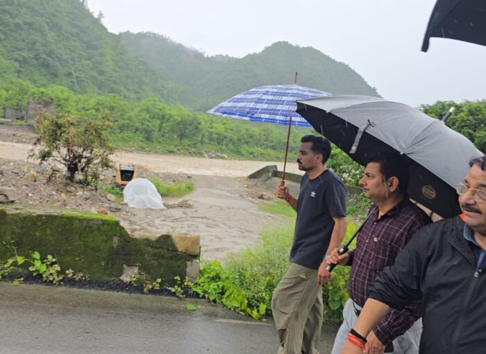 नंदा चौकी पुल की क्षतिग्रस्त लेन तत्काल बहाल कराने तथा अधिकारियों को 24 घंटे अलर्ट रहने के निर्देश