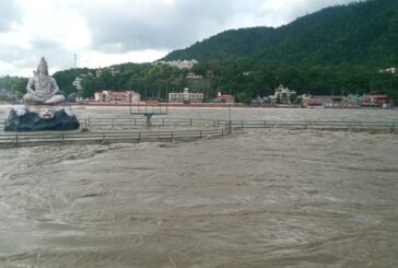 ऋषिकेश में 48 घंटे बारिश से गंगा चेतावनी रेखा के करीब