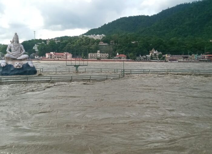 ऋषिकेश में 48 घंटे बारिश से गंगा चेतावनी रेखा के करीब