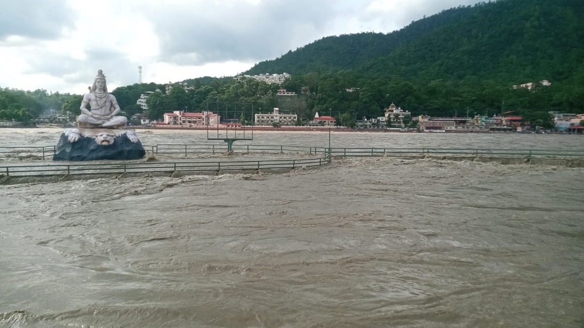 ऋषिकेश में 48 घंटे बारिश से गंगा चेतावनी रेखा के करीब