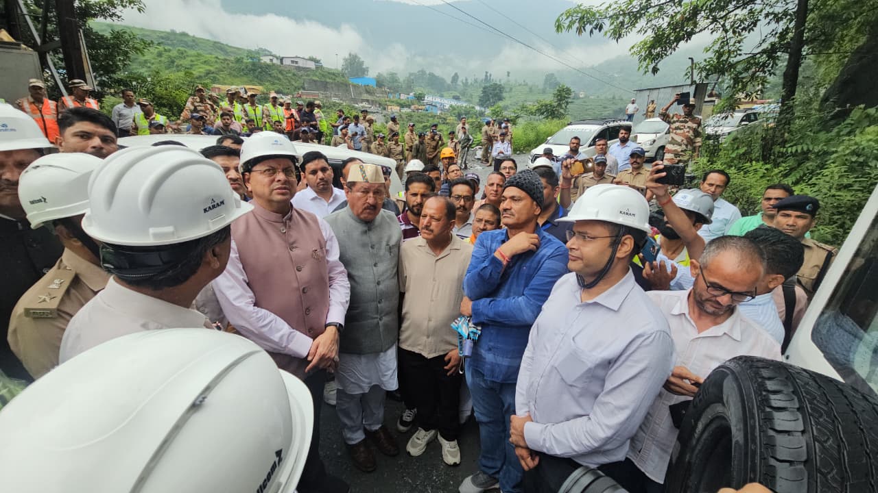 बेहद खराब मौसम के बीच भी पीपलकोटी पहुंचे मुख्यमंत्री धामी