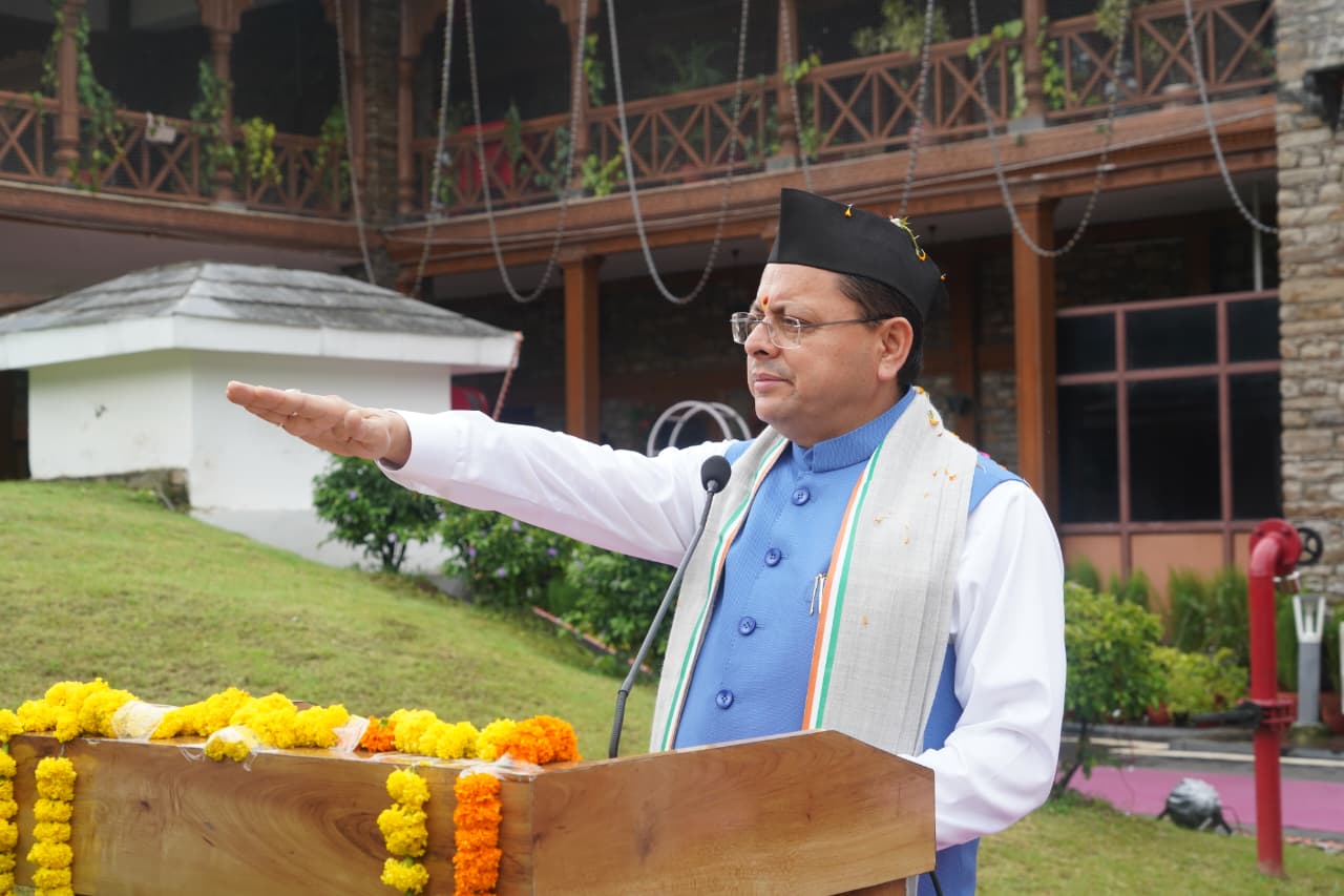 मुख्यमंत्री ने 80वें स्वतंत्रता दिवस के अवसर पर मुख्यमंत्री आवास में ध्वजारोहण किया