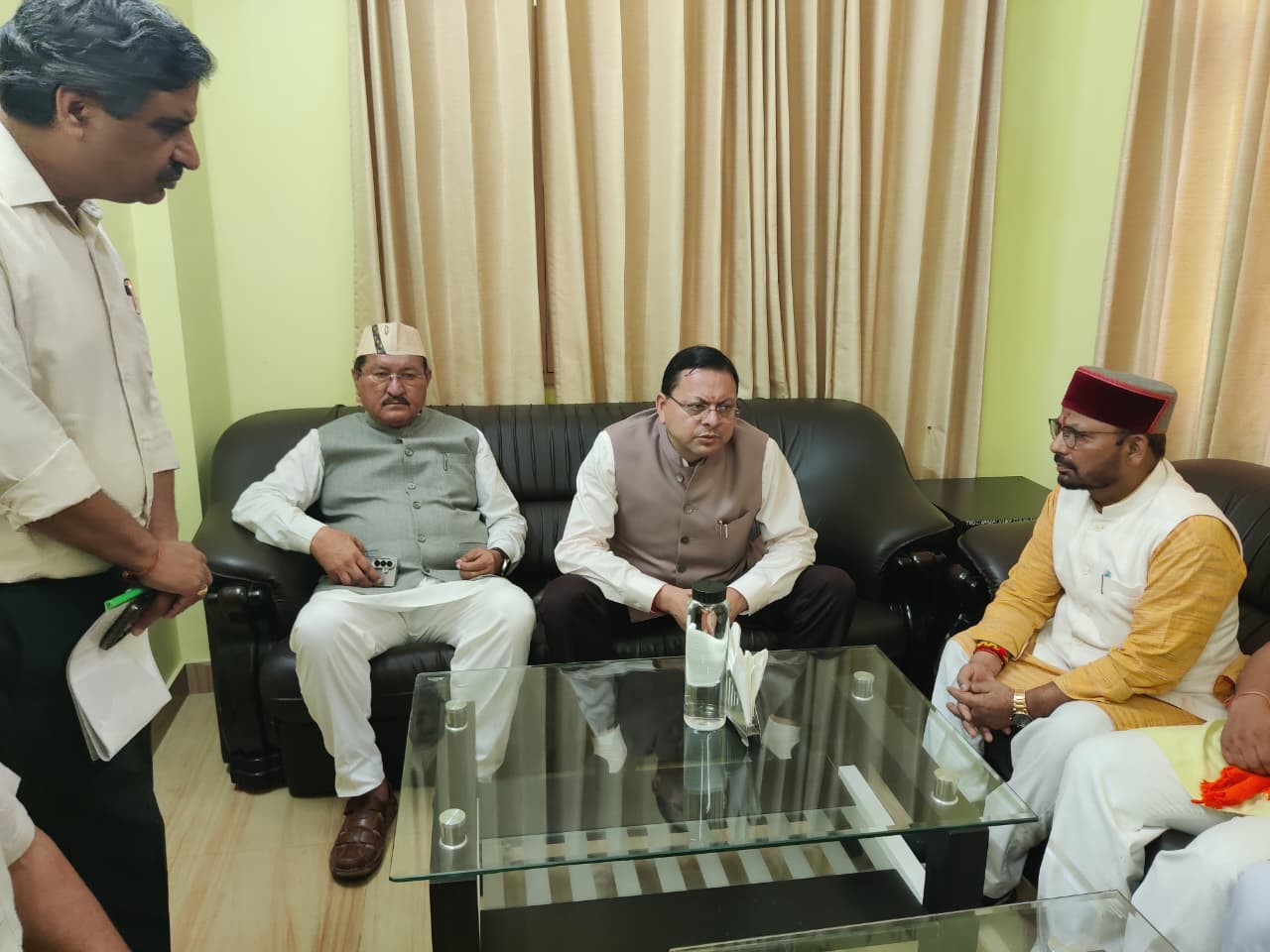 मुख्यमंत्री  ने पीपलकोटी में की समीक्षा बैठक, रेस्क्यू अभियान में तेजी लाने के दिए निर्देश