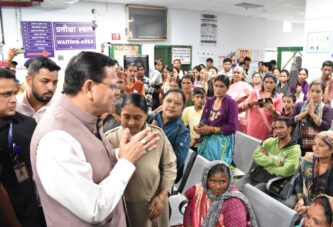 घायल श्रमिकों से मिले मुख्यमंत्री, जिला अस्पताल में जाना कुशलक्षेम