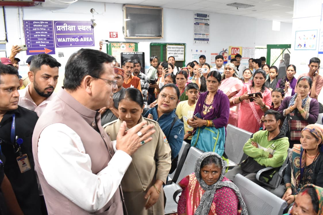 घायल श्रमिकों से मिले मुख्यमंत्री, जिला अस्पताल में जाना कुशलक्षेम