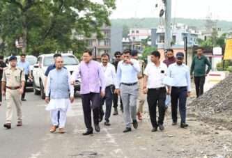 मुख्यमंत्री ने नंदा की चौकी पुल के एप्रोच रोड के पुनर्निर्माण कार्य का किया निरीक्षण