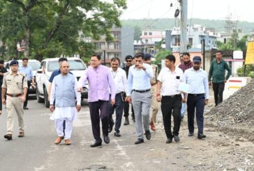 मुख्यमंत्री ने नंदा की चौकी पुल के एप्रोच रोड के पुनर्निर्माण कार्य का किया निरीक्षण