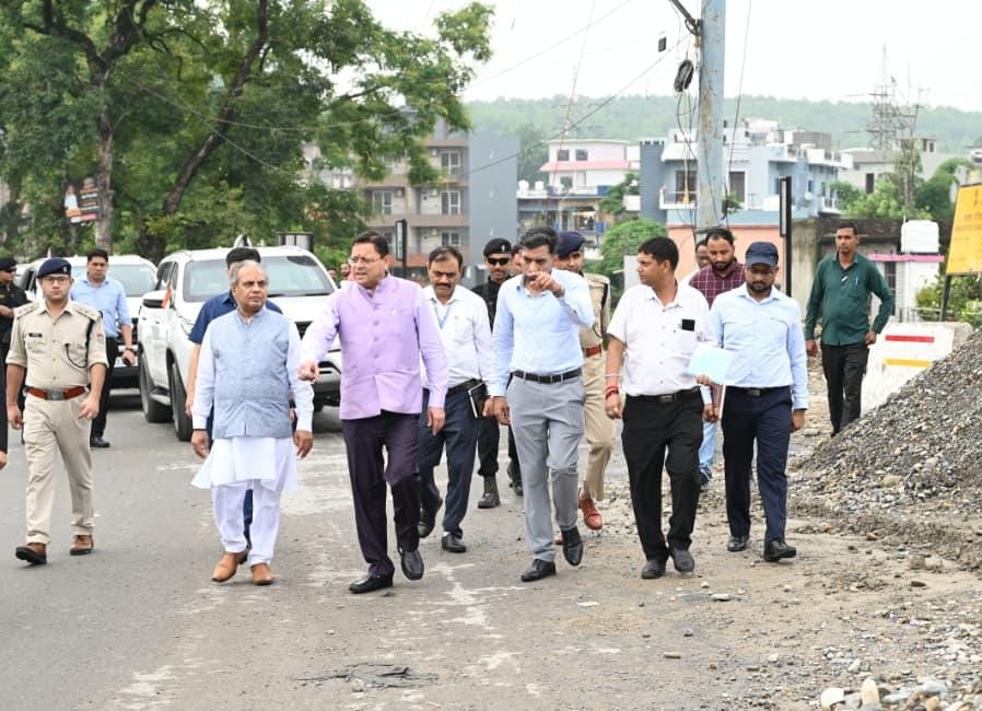 मुख्यमंत्री ने नंदा की चौकी पुल के एप्रोच रोड के पुनर्निर्माण कार्य का किया निरीक्षण मुख्यमंत्री ने नंदा की चौकी पुल के एप्रोच रोड के पुनर्निर्माण कार्य का किया निरीक्षण