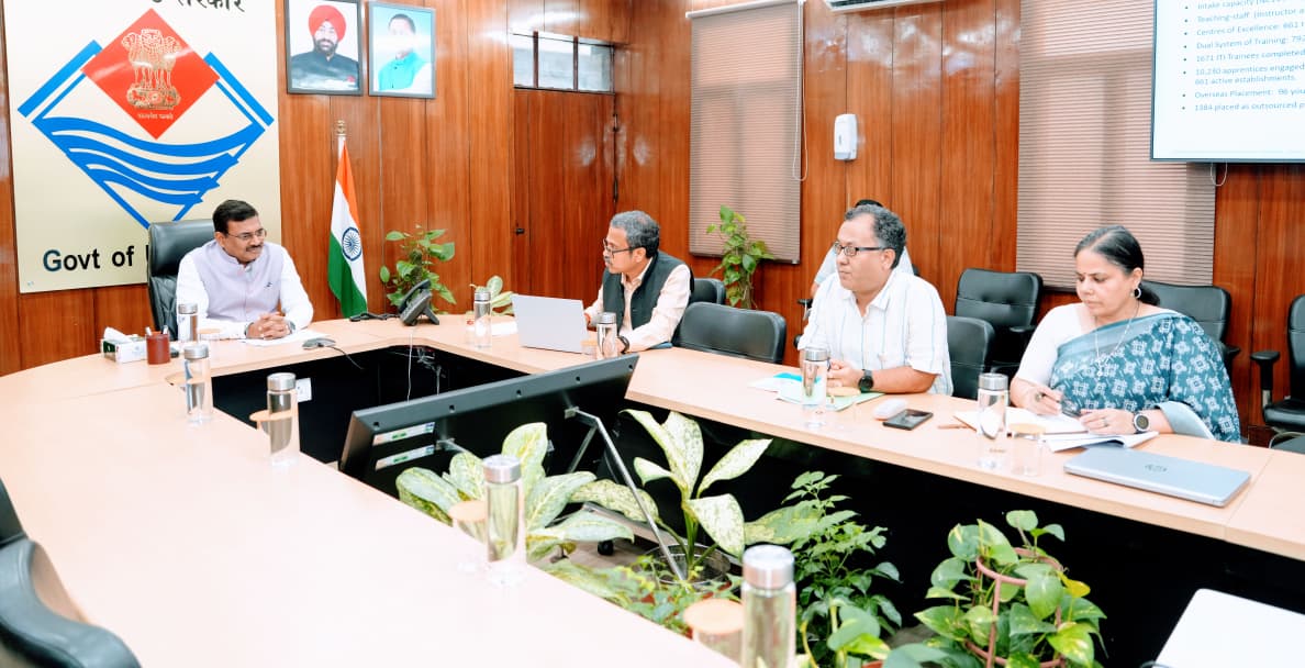 कौशल विकास एवं रोजगार से संबंधित योजनाओं की समीक्षा बैठक आयोजित की गई