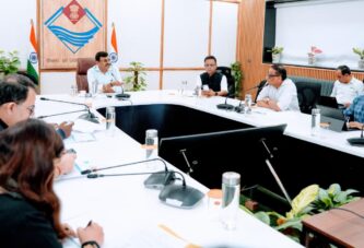 राजस्व वृद्धि के सम्बन्ध में अधिकारियों के साथ मुख्य सचिव की बैठक